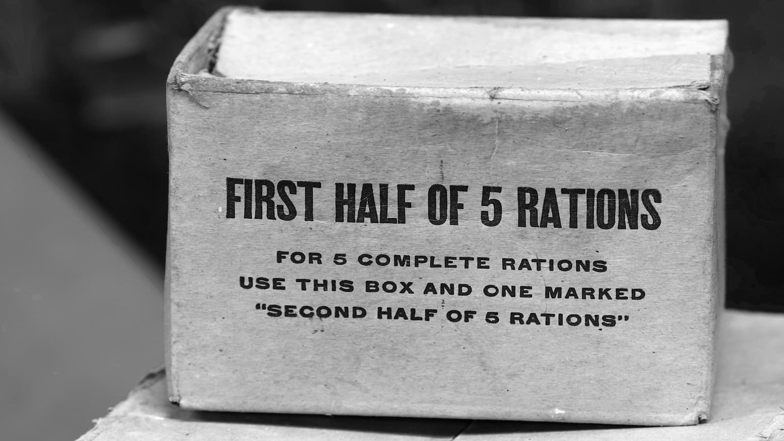Historische Militär-Rationenbox mit Aufschrift First Half of 5 Rations – Symbol für Notfallverpflegung und Krisenvorsorge