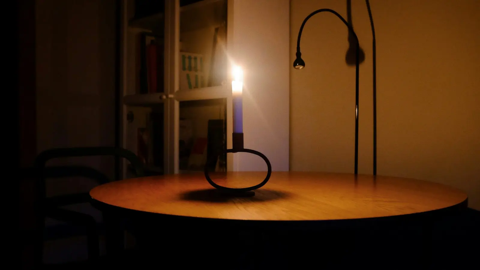 Brennende Kerze auf Tisch bei Stromausfall – Symbolbild für Blackout Checkliste
