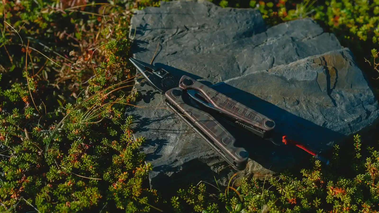 Multitool mit ausgeklappten Werkzeugen – Symbolbild für Survival Tools und Outdoor-Multitools im Vergleich