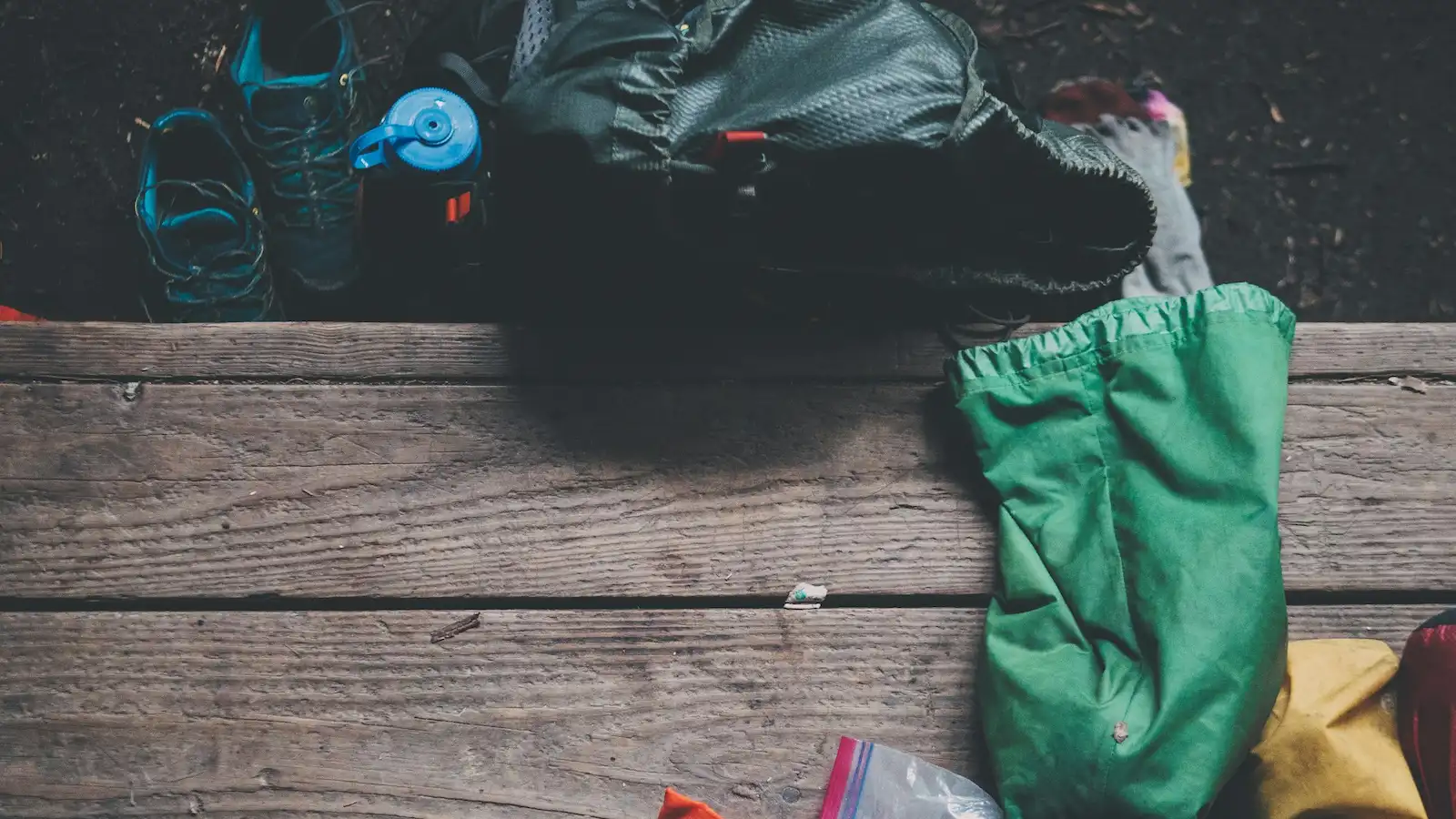 Rucksack mit Outdoor-Ausrüstung und Packsäcken – Symbolbild für Bug Out Bag Packliste